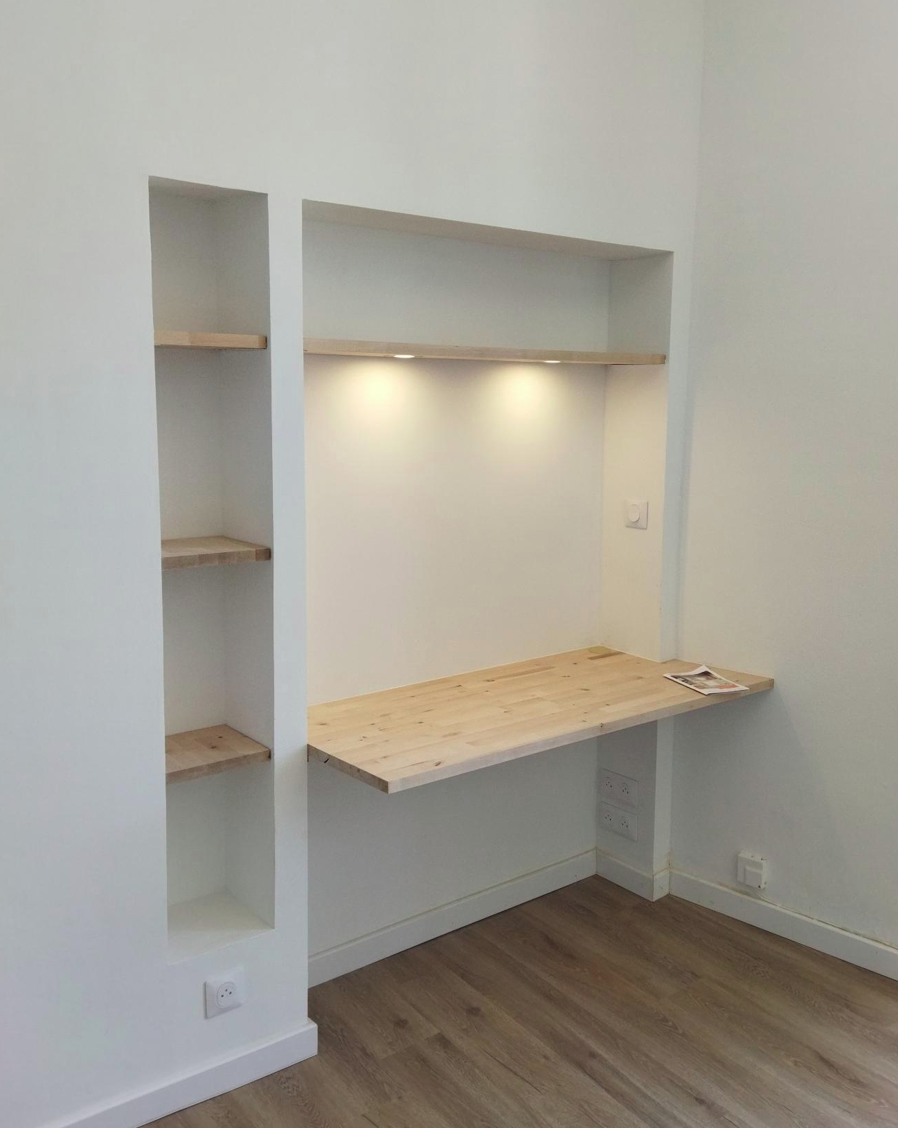 un coin bureau bien éclairé