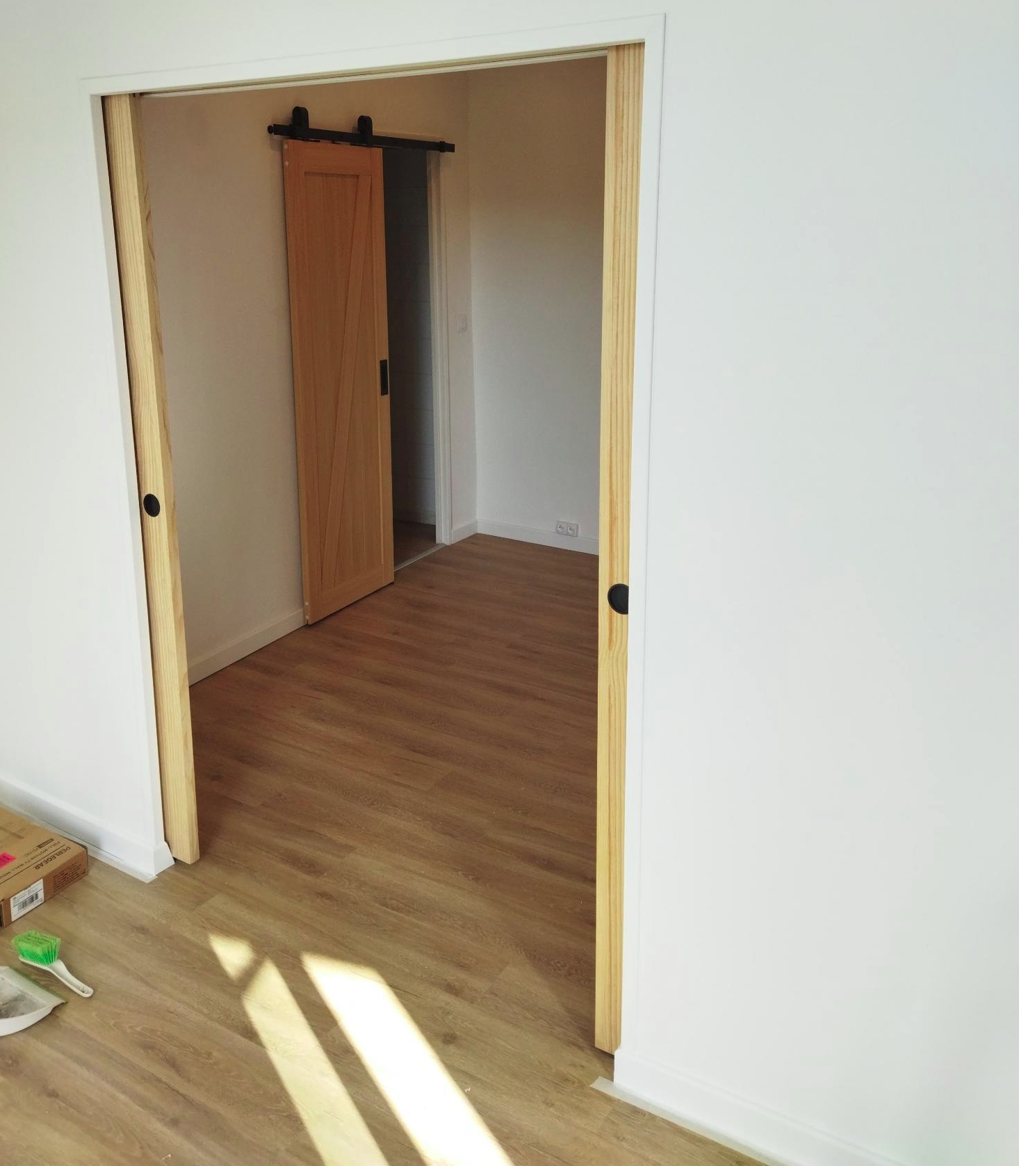 porte coulissante et porte à galandage sur la même photo